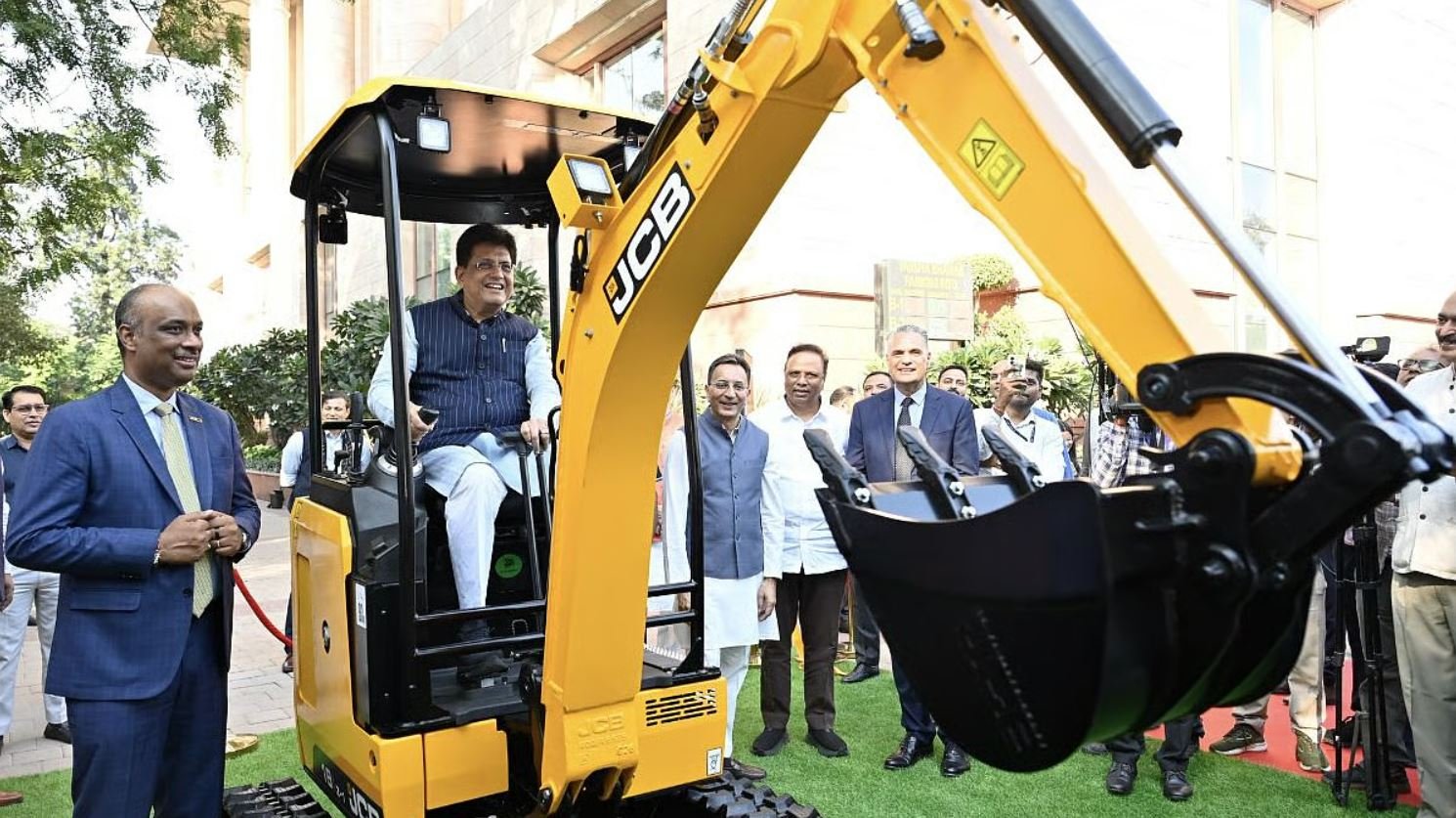 India-New Zealand FTA Takes Effect as Fadnavis Celebrates First Pune-Made JCB Export